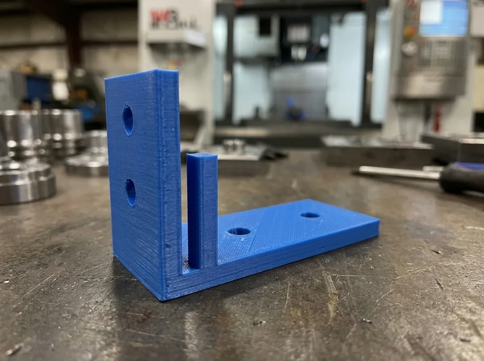 Soporte en L impreso en 3D en PETG, ejemplo de pieza industrial funcional (imagen ilustrativa)