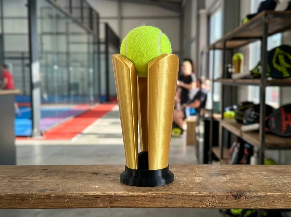 Trofeo copa pelota de tenis personalizado en impresión 3D | CNCero Trofeos personalizados 3D: copa pelota de tenis